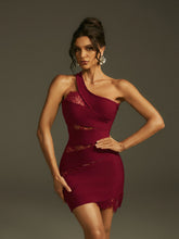Robe mini asymétrique rouge à bretelles en dentelle.