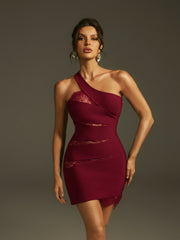 Robe mini asymétrique rouge à bretelles en dentelle.