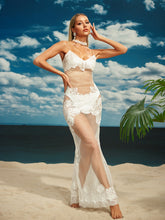 Robe longue en dentelle et résille blanche