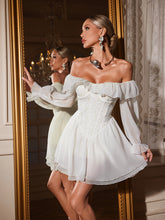 Robe mini en dentelle à volants et manches dénudées
