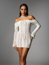 Robe mini en dentelle à épaules dénudées