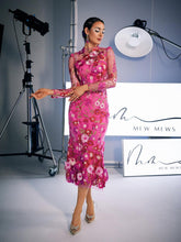 Robe midi brodée à manches longues rose fuchsia