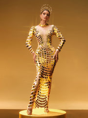 Robe maxi dorée à manches longues et courbes ornées de détails raffinés