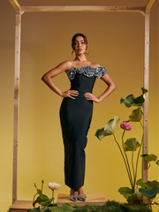 Robe longue asymétrique argentée à fleurs, ornée d'une épaule.
