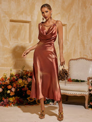 Robe midi en satin sans manches à col bénitier