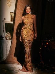 Robe longue en maille ajourée ornée de découpes