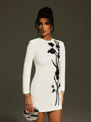 Robe courte à fleurs et sequins