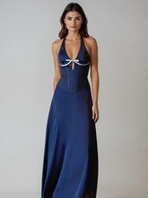 Robe longue en satin à corset et dos nu, ornée d'un nœud papillon