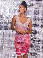 Robe courte ornée de cristaux, couleur nude clair et rose fuchsia