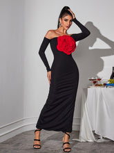 Robe longue rouge à fleurs à épaules dénudées
