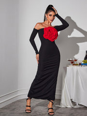 Robe longue rouge à fleurs à épaules dénudées