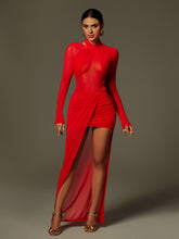 Robe longue rouge drapée en tulle fendu.