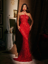 Robe longue rouge à col halter ornée de strass