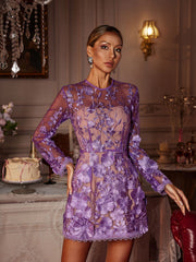 Robe courte à manches longues brodée de fleurs