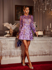 Robe courte à manches longues brodée de fleurs
