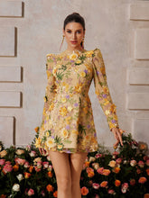 Robe courte jaune brodée de fleurs