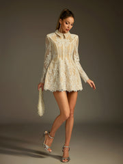 Robe courte en dentelle à sequins et col rabattu