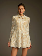 Robe courte en dentelle à sequins et col rabattu