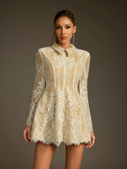 Robe courte en dentelle à sequins et col rabattu