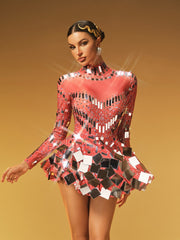 Robe courte rouge à manches longues ornée de détails