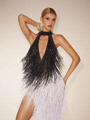 Robe longue fendue à franges et dos nu, noire et blanche