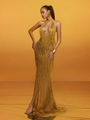 Robe longue dorée à col halter, franges et découpes.