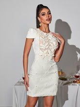Robe courte à fleurs et perles
