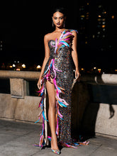 Robe bustier fendue en plumes et sequins