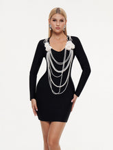 Robe mini bandage à col V et chaîne de perles