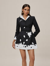 Robe courte noire à col V brodée de fleurs