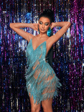 Robe courte en maille à franges et chaîne de cristaux bleue