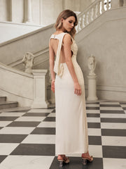 Robe longue blanche à dos nu et fente froncée.