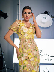 Robe midi jaune brodée de fleurs