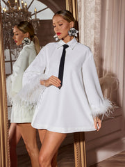 Robe courte blanche à col rabattu et plumes