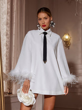 Robe courte blanche à col rabattu et plumes