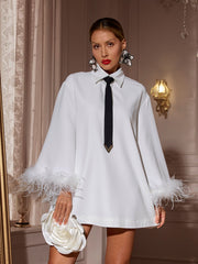 Robe courte blanche à col rabattu et plumes