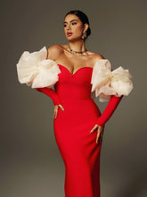 Robe longue rouge à bretelles dénudées et imprimé floral.