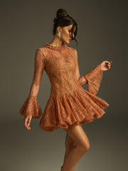 Robe mini en dentelle à sequins et manches cloche