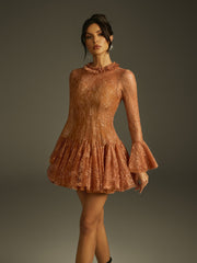 Robe mini en dentelle à sequins et manches cloche