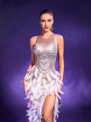 Robe asymétrique à perles et plumes