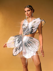 Robe courte argentée ornée de papillons et de découpes.