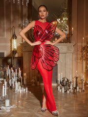 Robe longue rouge ornée de papillons