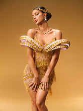 Robe courte dorée à franges et strass, épaules dénudées