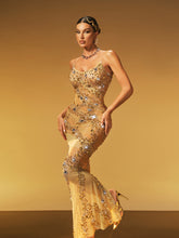 Robe longue fendue en résille et cristaux