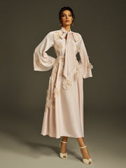 Robe longue en satin abricot à fleurs et à nouer