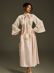 Robe longue en satin abricot à fleurs et à nouer