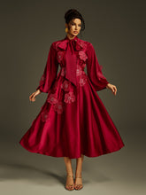 Robe longue en satin bordeaux à fleurs et à nouer