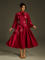 Robe longue en satin bordeaux à fleurs et à nouer