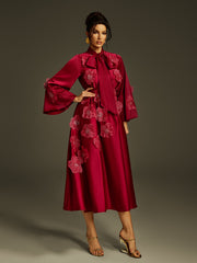 Robe longue en satin bordeaux à fleurs et à nouer