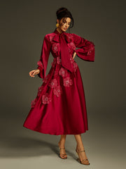 Robe longue en satin bordeaux à fleurs et à nouer
